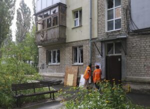 KHARKIV (Ukraine), 26/07/2025.- Operarios limpian de escombros un edificio alcanzado por drones rusos en un barrio residencial de Kiev. (Rusia, Ucrania) EFE/EPA/SERGEY KOZLOV