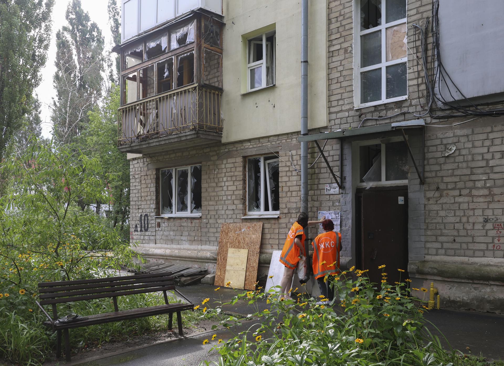 KHARKIV (Ukraine), 26/07/2025.- Operarios limpian de escombros un edificio alcanzado por drones rusos en un barrio residencial de Kharkiv. (Rusia, Ucrania) EFE/EPA/SERGEY KOZLOV