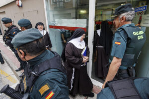 Laura García de Viedma, exabadesa del convento de las Clarisas de Belorado (d), a su llegada este martes al Juzgado de Primera Instancia e Instrucción de Briviesca (Burgos). Las ocho religiosas excomulgadas por su decisión de separarse de la Iglesia católica se enfrentan a la vista oral por la demanda de desahucio del Monasterio de Santa Clara de Belorado presentada por el Arzobispado de Burgos, que se ha retrasado hasta en dos ocasiones. EFE/Santi Otero