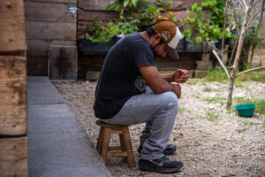 Benjamín López, migrante mexicano asiste a una entrevista con EFE este lunes, en San Cristóbal de las Casas (México). EFE/ Carlos López