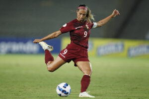 Fotografía de archivo del 21 de julio de 2022 de la jugadora venezolana Deyna Castellanos en un partido de la Copa América Femenina en Armenia (Colombia). EFE /Luis Eduardo Noriega