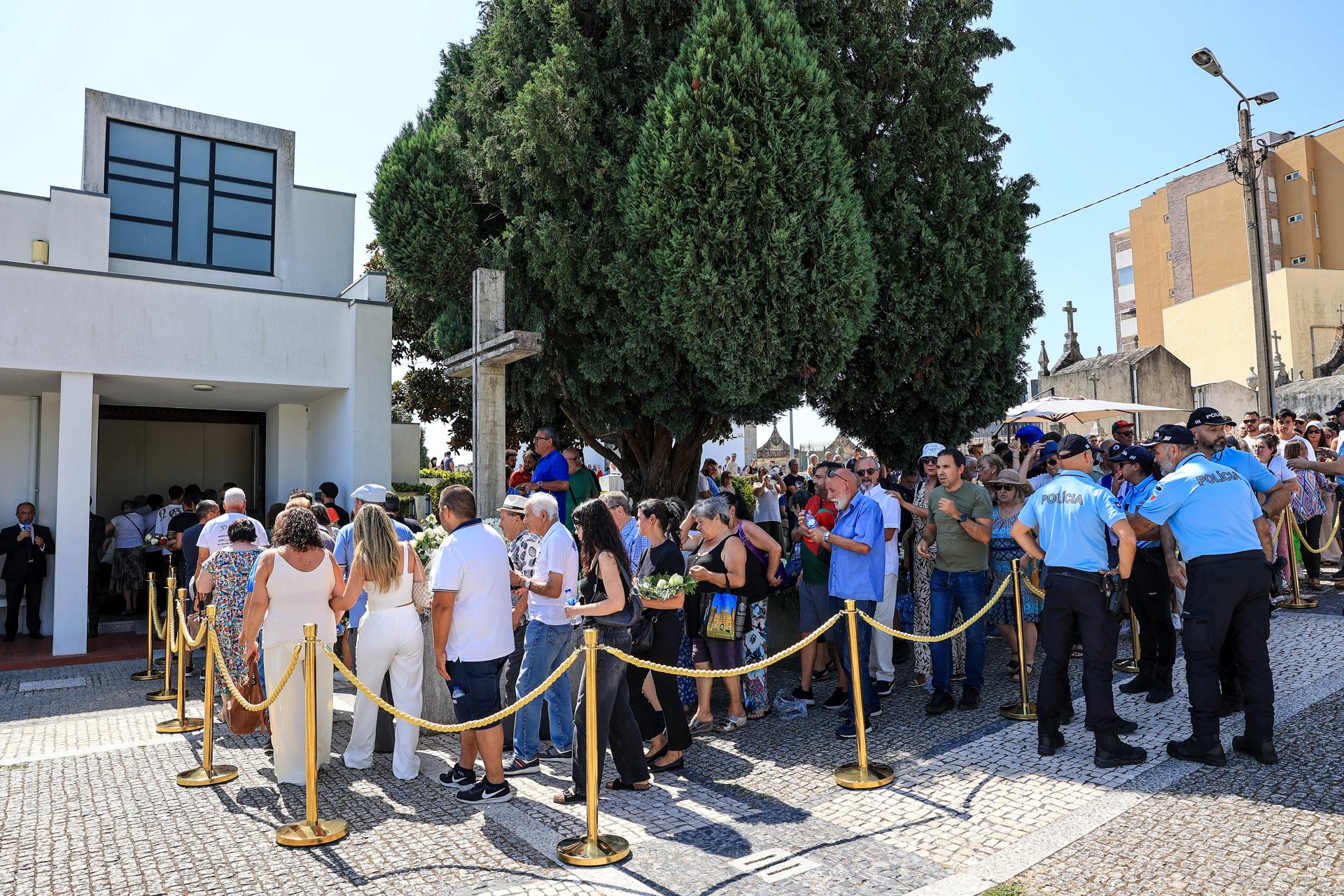 Cientos de personas, tanto anónimas como personalidades del fútbol y de la política, se agolparon este viernes bajo un sol inclemente en el recinto de la Iglesia Matriz de Gondomar, donde el jugador Diogo Jota y su hermano André crecieron, para darles su último adiós en la capilla ardiente.
EFE/EPA/ESTELA SILVA