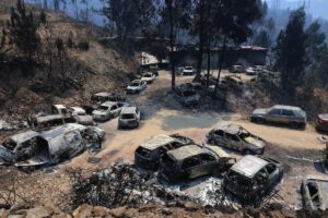 Coches quemados por el incendio en Arouca en un depósito de chatarra de Seixo, Castelo de Paiva, Aveiro, Portugal, este miércoles. EFE/ Estela Silva