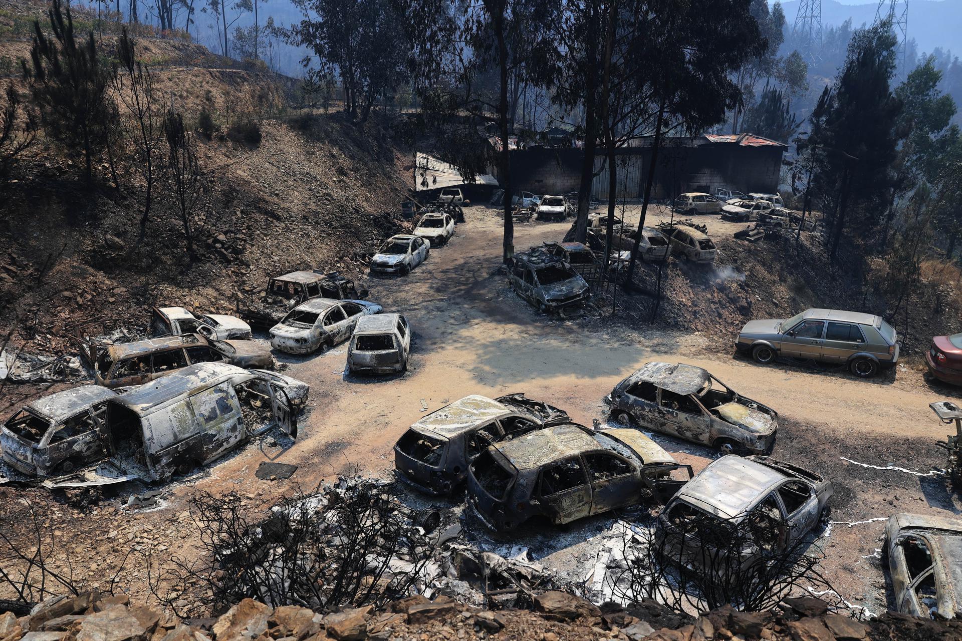 Coches quemados por el incendio en Arouca en un depósito de chatarra de Seixo, Castelo de Paiva, Aveiro, Portugal, este miércoles. EFE/ Estela Silva