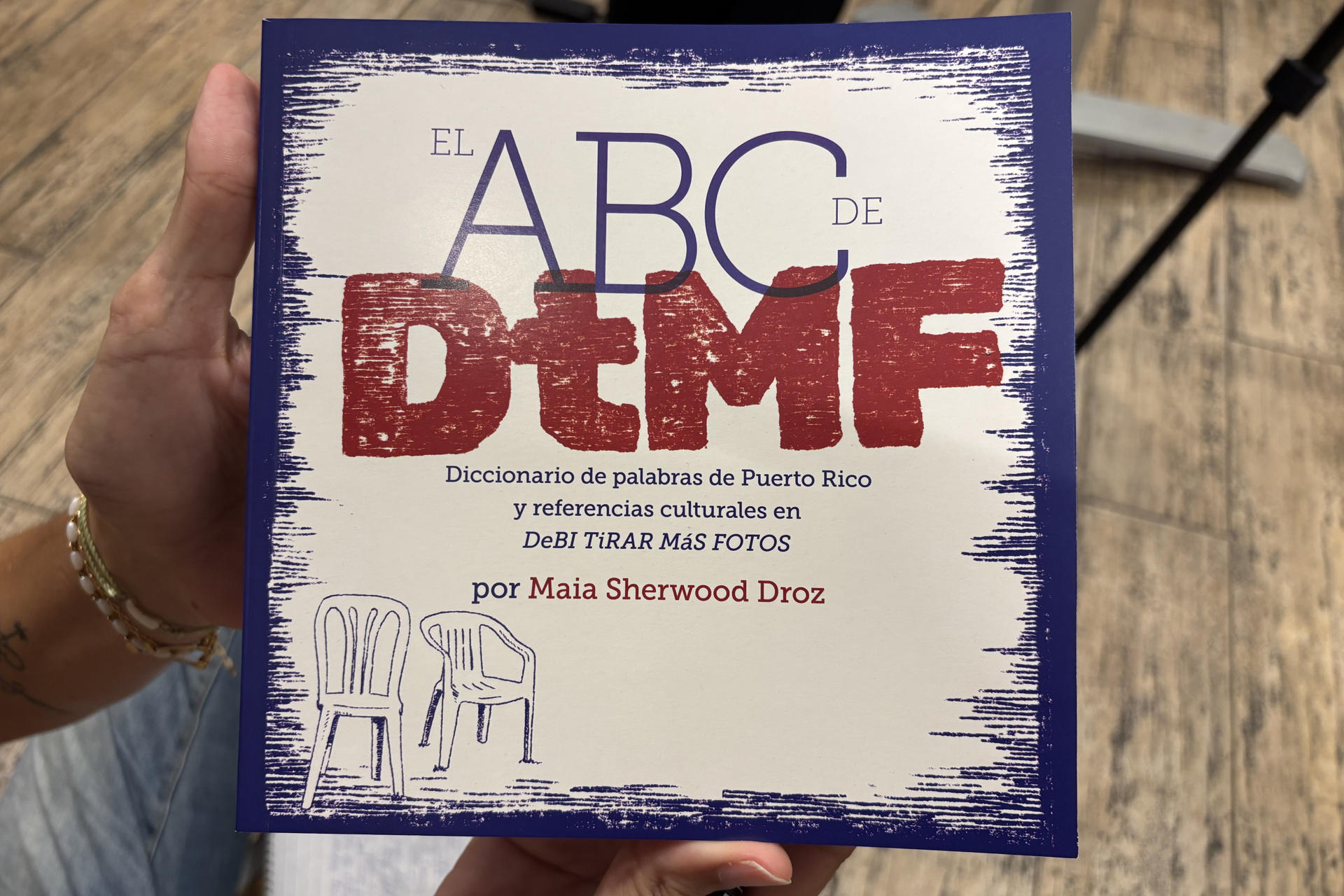 Una persona sostiene el diccionario 'El ABC de DtMF' este miércoles, en la librería Casa Norberto de Plaza Las Américas en San Juan (Puerto Rico). EFE/ Esther Alaejos