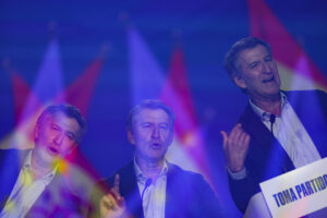 Multiexposición que muestra al líder del PP, Alberto Núñez Feijóo, durante su intervención en la sesión de clausura del XXI Congreso Nacional de la formación, el pasado domingo en Madrid. EFE/ Javier Lizón