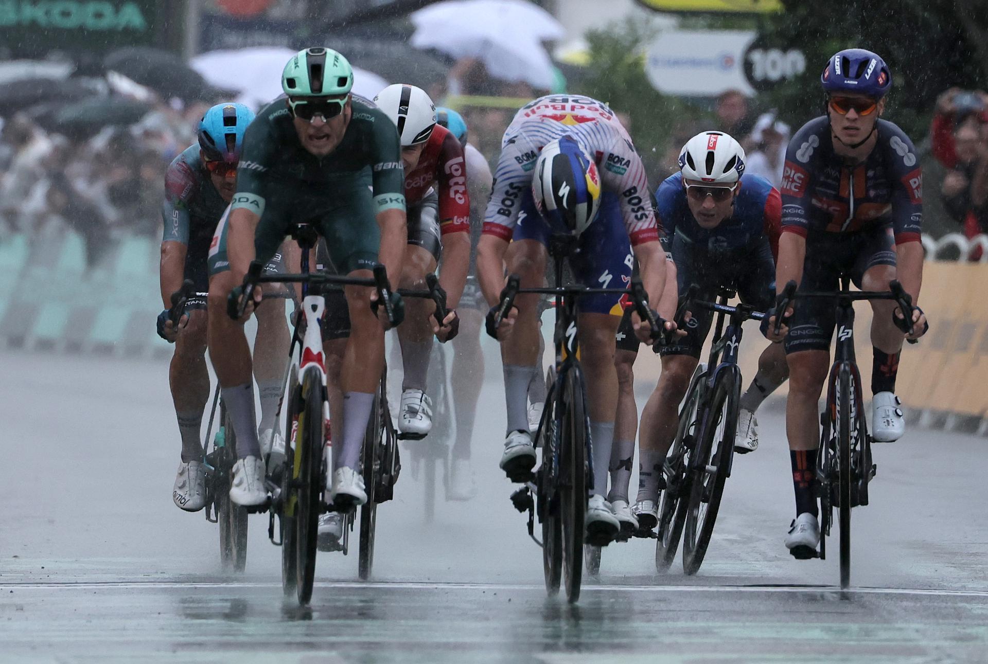 El líder del maillot verde (de puntos), el italiano Jonathan Milan (Lidl) (izq.) se impone este miércoles en el esprint al belga Jordi Meeus (Red Bull BORA) (c) en la 17ª etapa del Tour de Francia. EFE/CHRISTOPHE PETIT TESSON