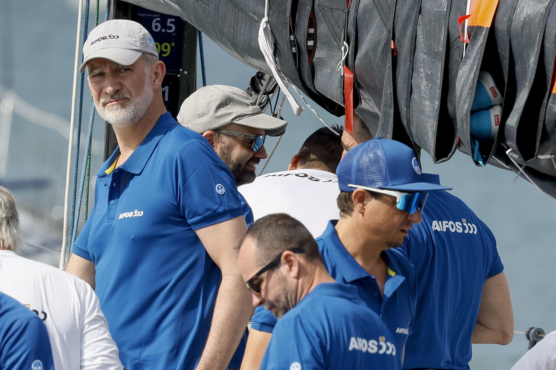 Felipe VI ha embarcado este martes en el Aifos para participar en la primera regata de la 43 Copa del Rey Mapfre de vela en aguas de la bahía de Palma. EFE/Ballesteros
