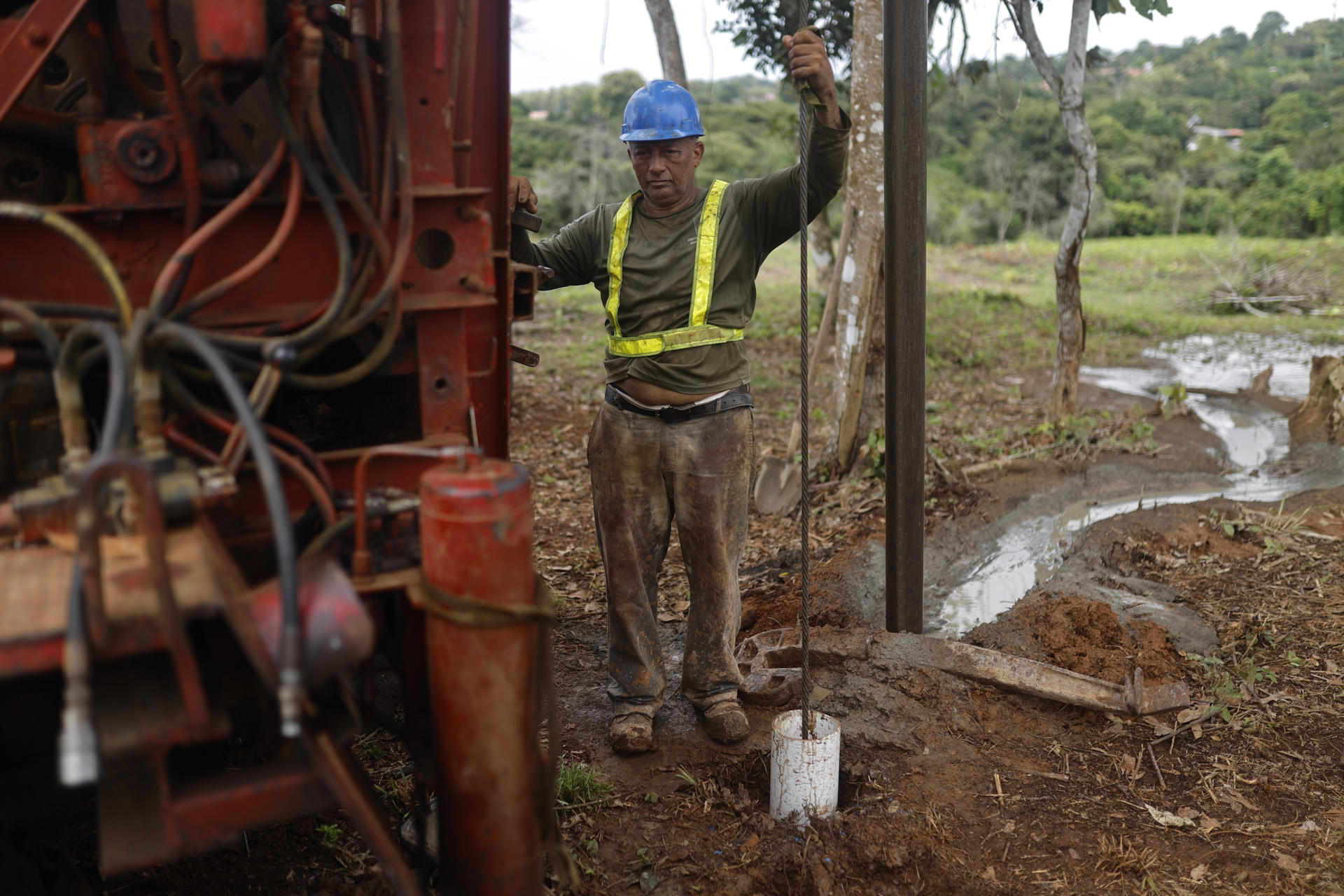Una persona sostiene una máquina perforadora en la excavación de un pozo subterráneo este miércoles, en el corregimiento Potrero Grande, en La Chorrera (Panamá). EFE/ Bienvenido Velasco
