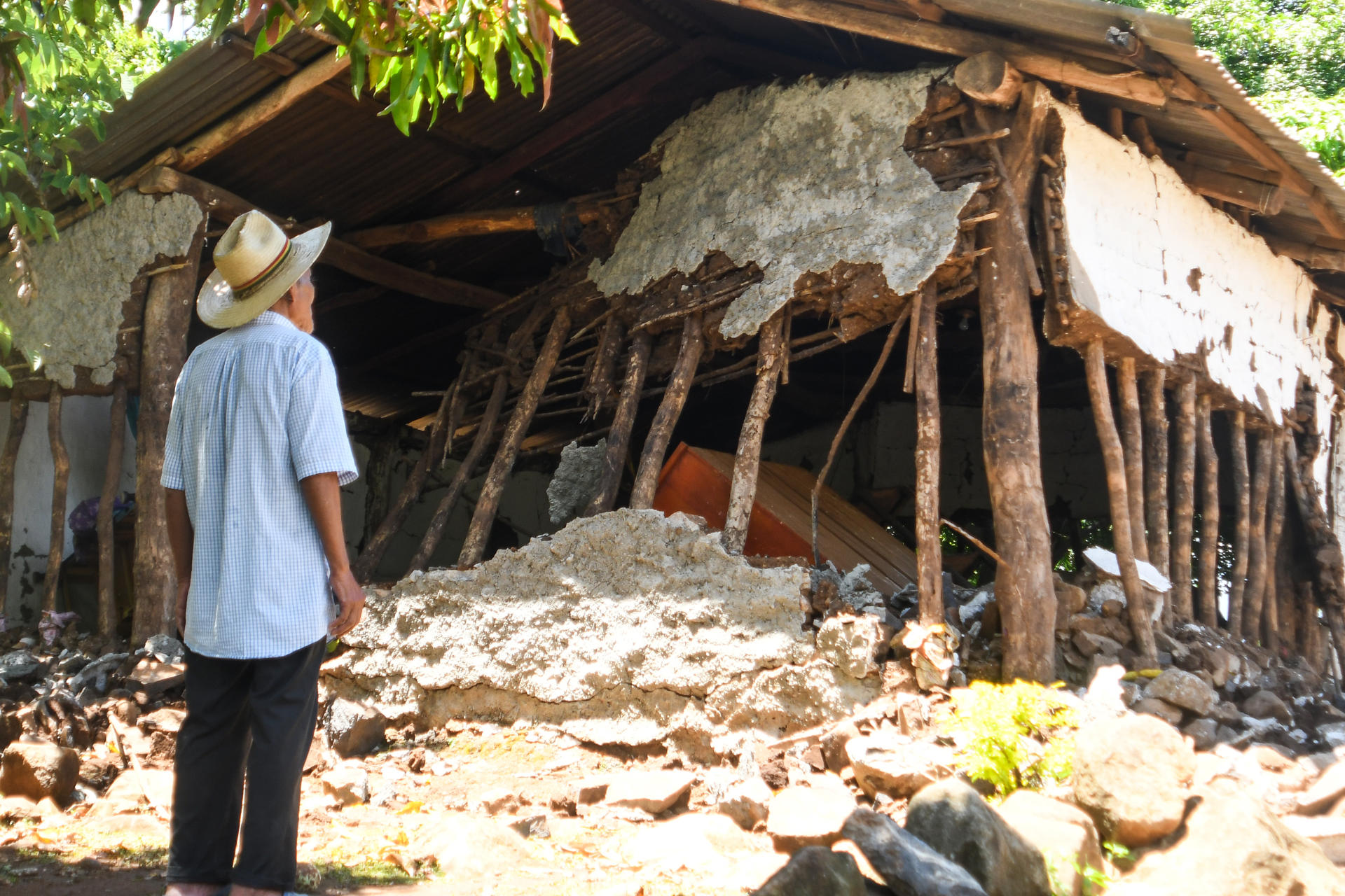 Un hombre observa una vivienda afectada por un sismo este miércoles, en el caserío San Miguel Comapa, Jutiapa (Guatemala). EFE/ Alex Cruz
