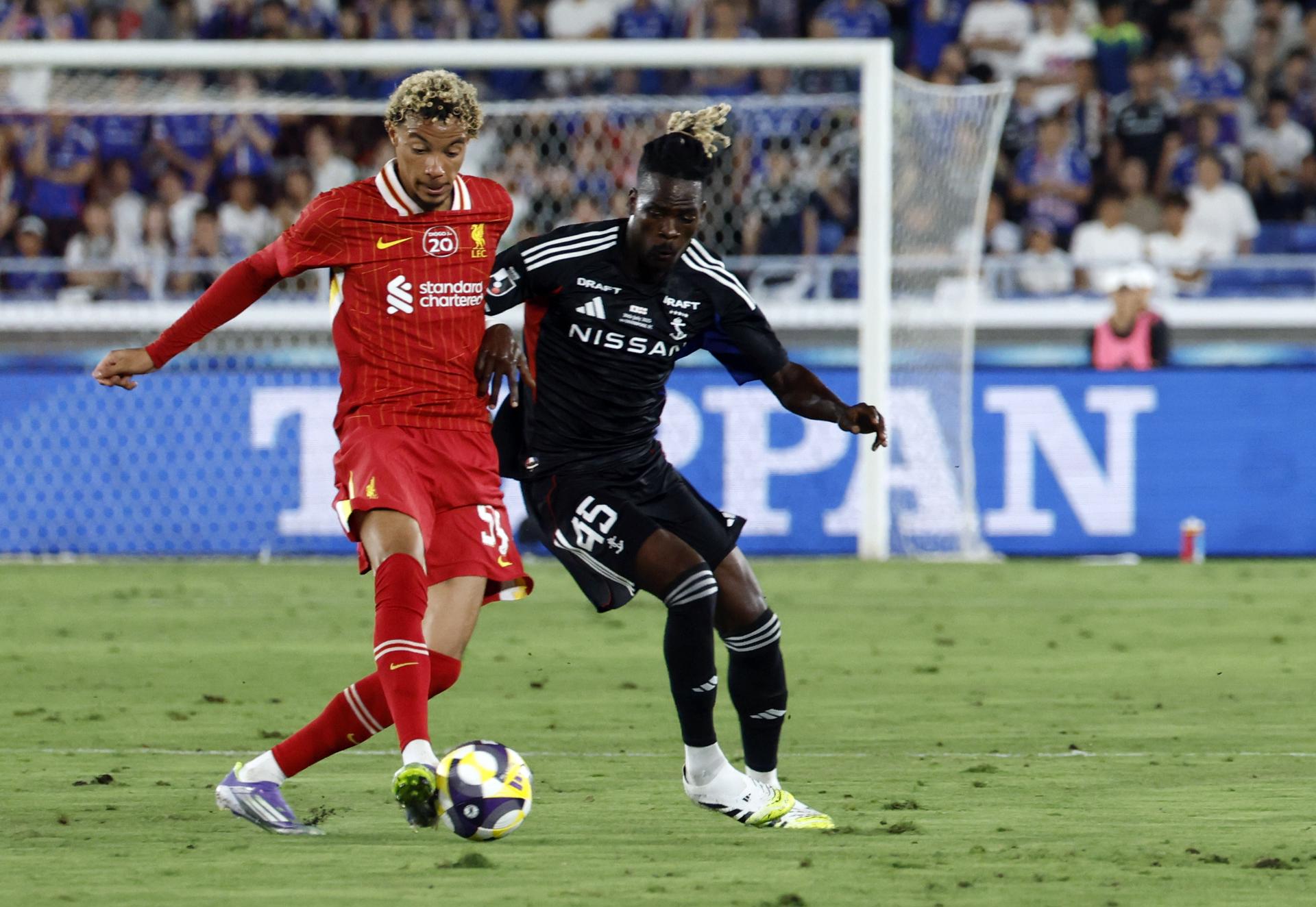 El jugador uruguayo del Liverpool FC Hugo Ekitike (iz) durante el amistoso de este miércoles ante el Yokohama F. Marinos. EFE/EPA/FRANCK ROBICHON
