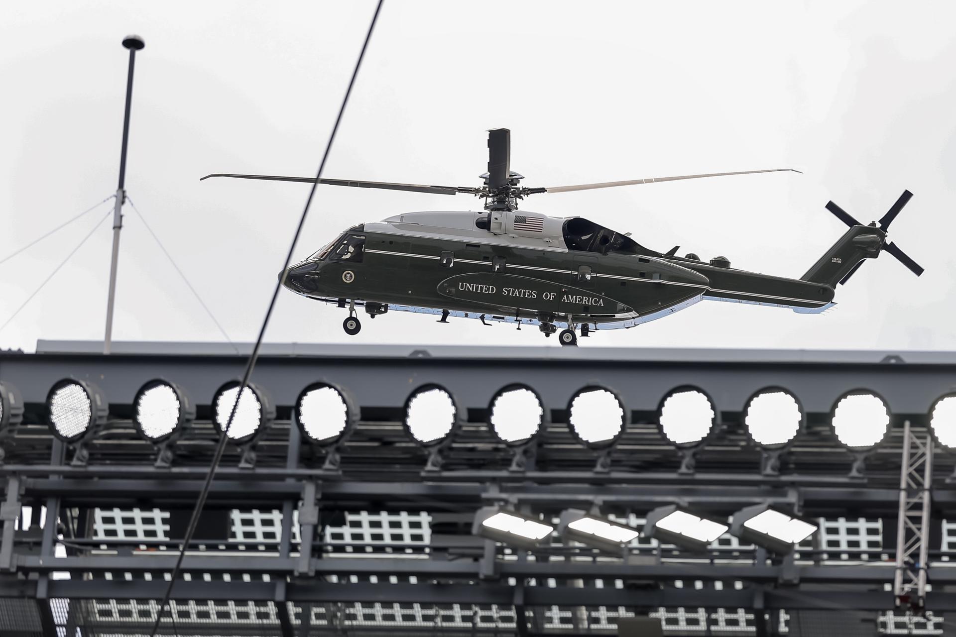 Un helicóptero presidencial de EE.UU. llega al MetLife Stadium antes de la final del Mundial de Clubes de la FIFA 2025 entre el Chelsea FC y el Paris Saint-Germain, en East Rutherford, Nueva Jersey (EE.UU.). EFE/JUSTIN LANE