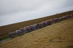 El pelotón del Tour de Francia durante la segunda etapa. EFE/EPA/MARTIN DIVISEK