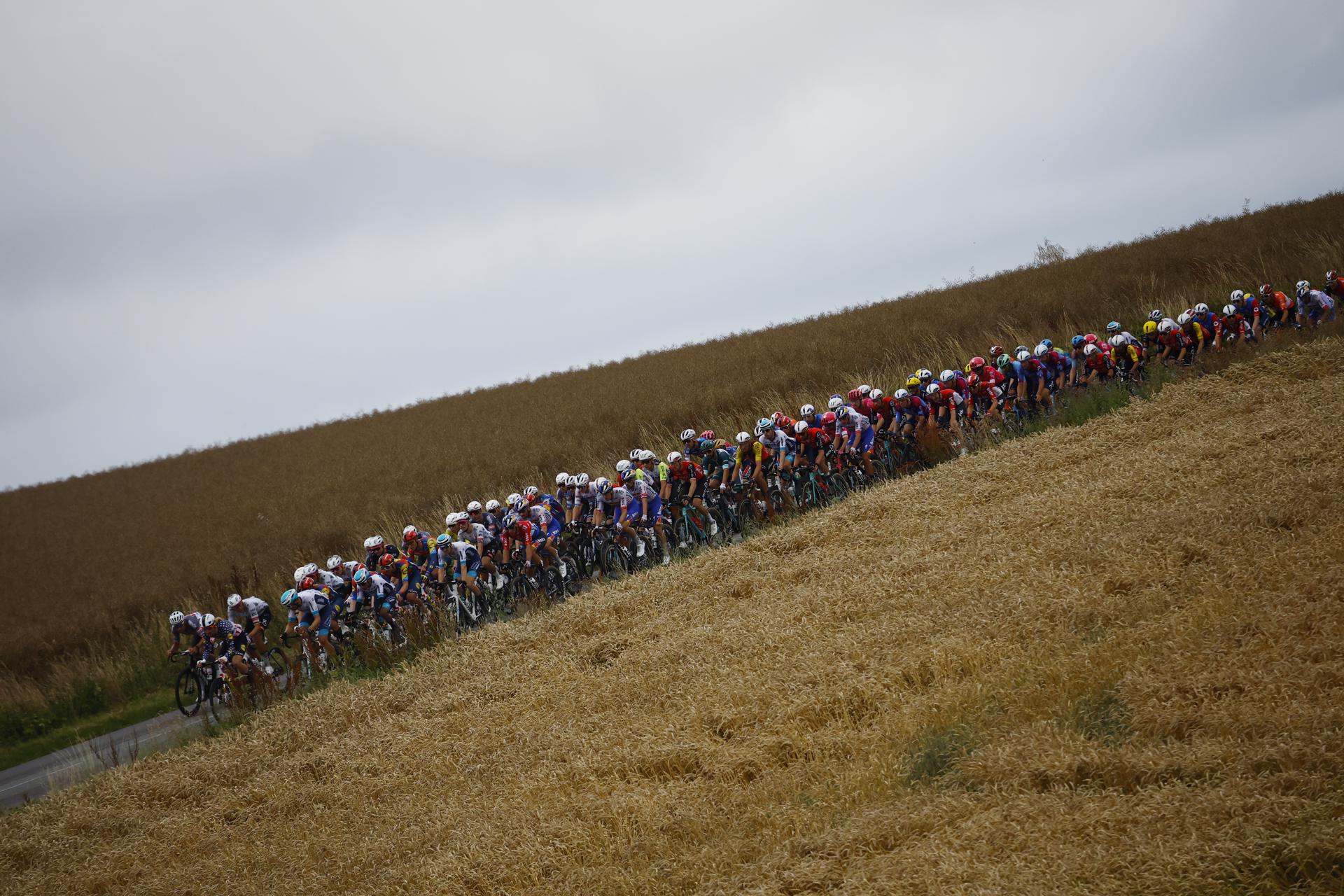 El pelotón del Tour de Francia durante la segunda etapa. EFE/EPA/MARTIN DIVISEK