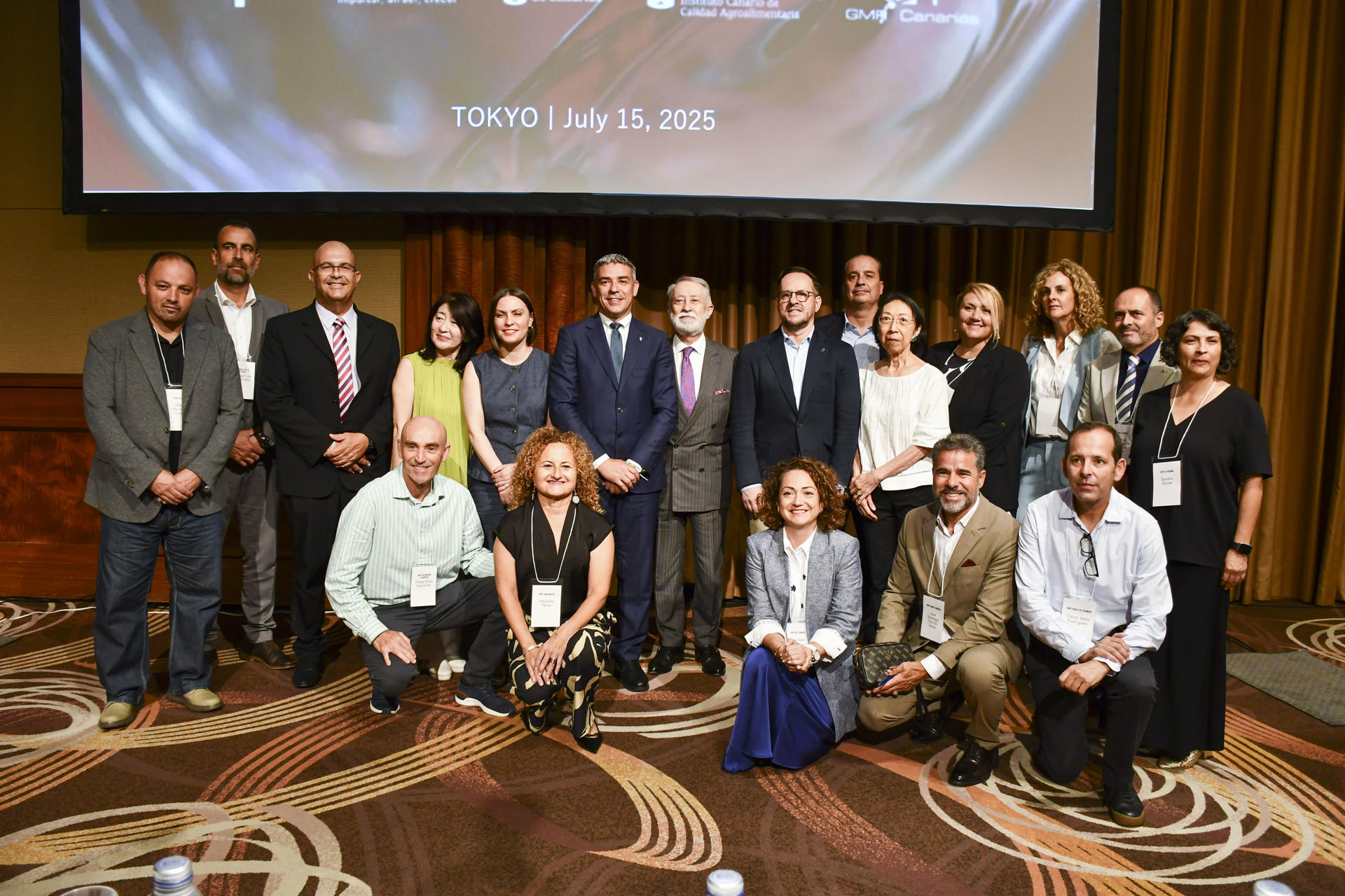 El consejero de Agricultura, Ganadería, Pesca y Soberanía Alimentaria del Gobierno de Canarias, Narvay Quintero, junto a una delegación del Gobierno canario y representantes del sector vitivinícola de las islas expusieron este martes en Tokio la "riqueza" y el "carácter singular" de sus vinos, en un evento dirigido a abrir paso a las bodegas canarias en el atractivo mercado nipón. EFE/ Edurne Morillo