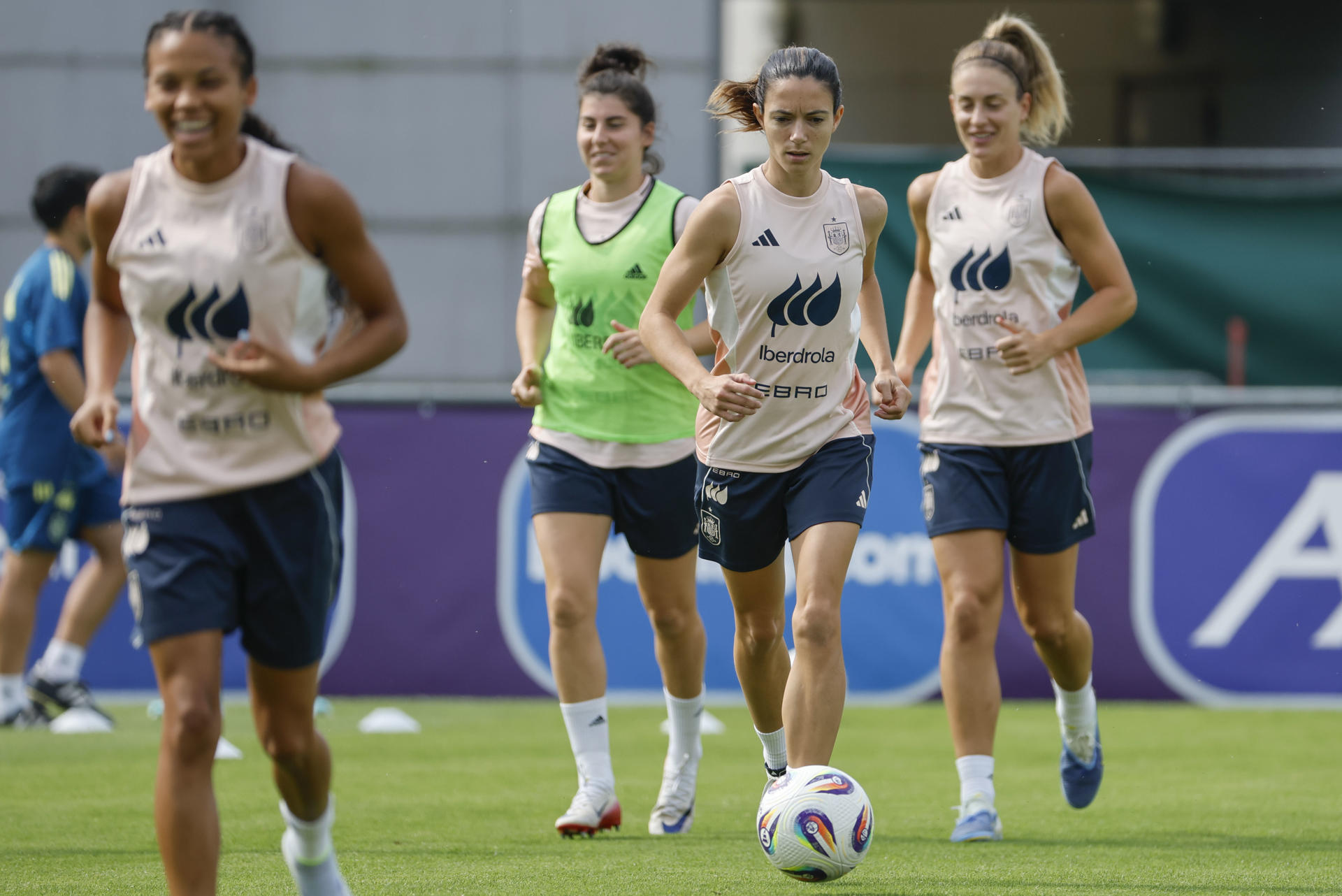 La jugadora de la selección española de fútbol Aitana Bonmati (c) durante el entrenamiento llevado a cabo en Lausana, para preparar el partido de cuartos de final de la Eurocopa que disputan contra la selección de Suiza. EFE/ Ana Escobar