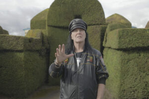 El cantante australiano Dave Evans, vocalista fundador de la banda de heavy metal AC/DC, posa este jueves, en el cementerio de Tulcán (Ecuador). EFE/ Xavier Montalvo