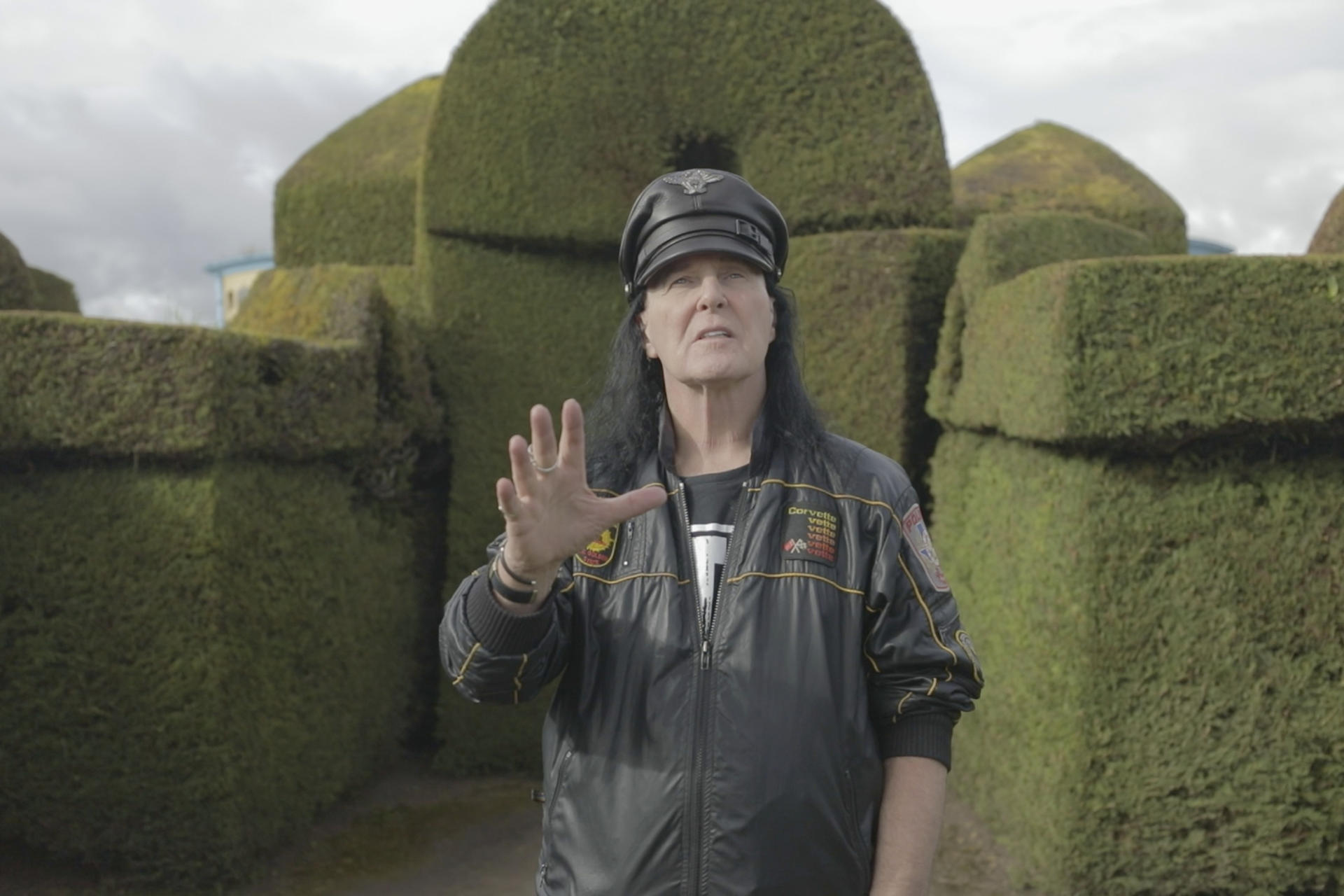El cantante australiano Dave Evans, vocalista fundador de la banda de heavy metal AC/DC, posa este jueves, en el cementerio de Tulcán (Ecuador). EFE/ Xavier Montalvo