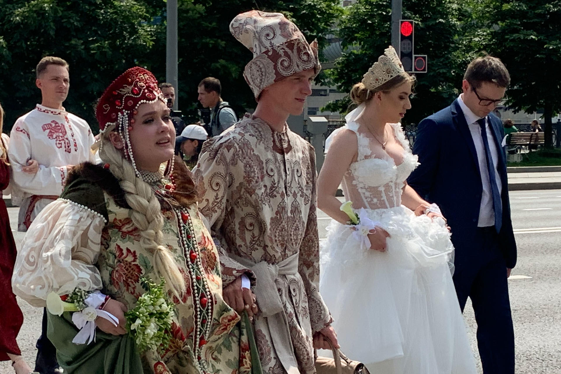 MOSCÚ (RUSIA), 08/07/2025.- Más de 200 parejas rusas se dan estos días el 'sí, quiero' en el Festival de Bodas que arrancó este martes en el centro moscovita Rossiya con ocasión del Día de la Familia, el Amor y la Fidelidad. Bajo el lema 'Rusia, conectando corazones', el evento incluye ceremonias nupciales, conciertos, clases maestras, exposiciones y otros actos festivos. EFE/ Anush Janbabian
