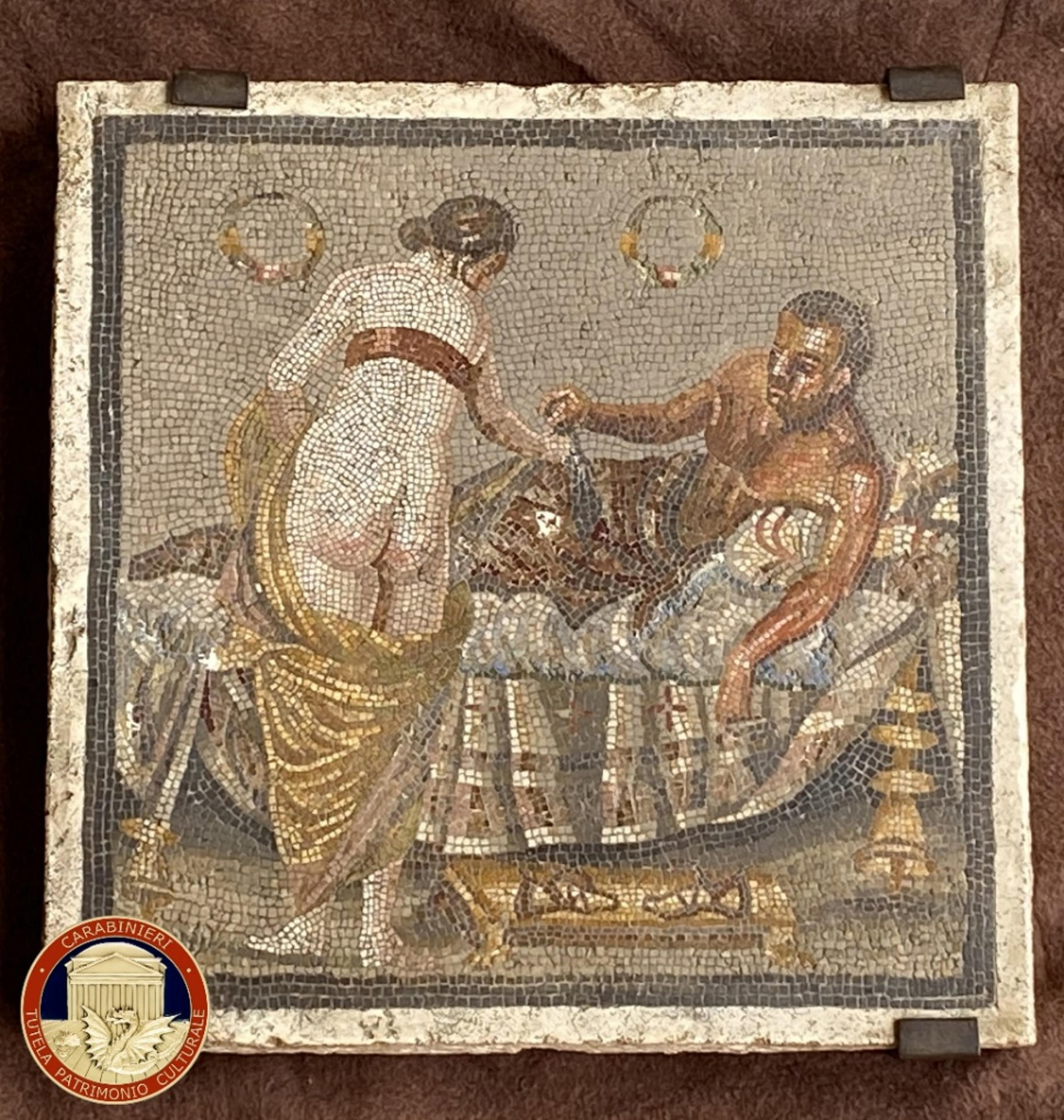 El Parque Arqueológico de Pompeya ha recuperado este martes un mosaico romano de temática erótica, robado durante la Segunda Guerra Mundial y localizado en Alemania por la policía italiana en 2023. EFE/Prensa  Carabinieri /SOLO USO EDITORIAL/SOLO DISPONIBLE PARA ILUSTRAR LA NOTICIA QUE ACOMPAÑA (CRÉDITO OBLIGATORIO)
