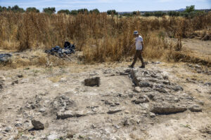 El director del proyecto y del equipo de investigación del yacimiento, Juan Manuel Rojas, ha explicado a la Agencia Efe que actualmente el yacimiento visigodo de Guarrazar, donde en agosto de 1858 se encontró un espléndido conjunto de coronas de oro y piedras preciosas parte del cual se conserva en el Museo Arqueológico Nacional y en el Museo de Cluny (París), continúa ofreciendo sorpresas más de una década después de reactivarse las excavaciones. EFE/Ismael Herrero