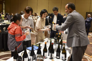 Una delegación del Gobierno canario y representantes del sector vitivinícola de las islas expusieron este martes en Tokio la "riqueza" y el "carácter singular" de sus vinos, en un evento dirigido a abrir paso a las bodegas canarias en el atractivo mercado nipón. EFE/ Edurne Morillo