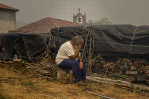 Imagen de un vecino apesadumbrado por el incendio de Cualedro, en Ourense, el pasado día 15. EFE/ Brais Lorenzo
