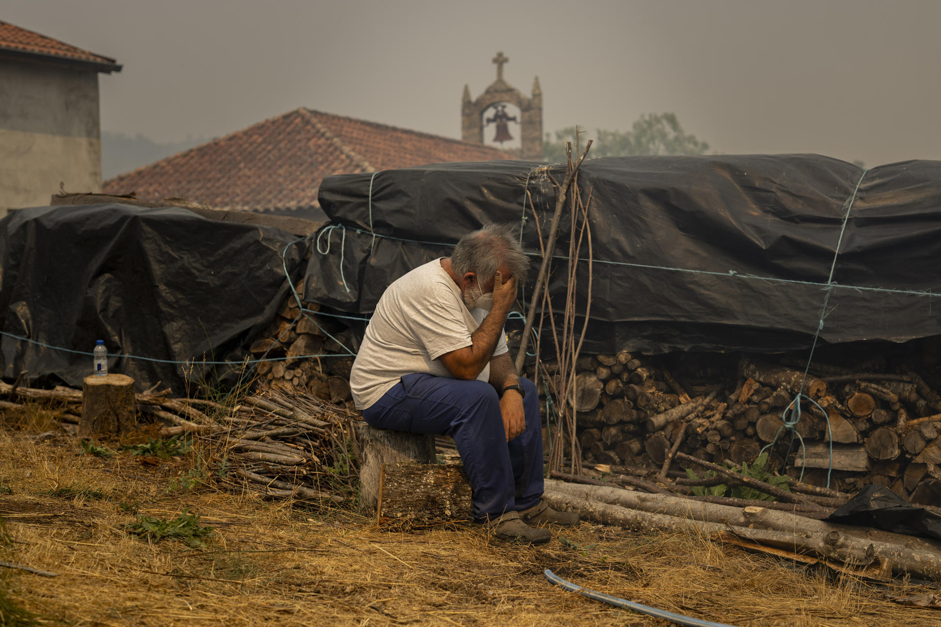 Imagen de un vecino apesadumbrado por el incendio de Cualedro, en Ourense, el pasado día 15. EFE/ Brais Lorenzo