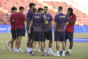 Los jugadores del Barcelona momentos antes del partido de LaLiga entre el Rayo Vallecano y el Barcelona, este domingo en el estadio de Vallecas. EFE/ Fernando Villar