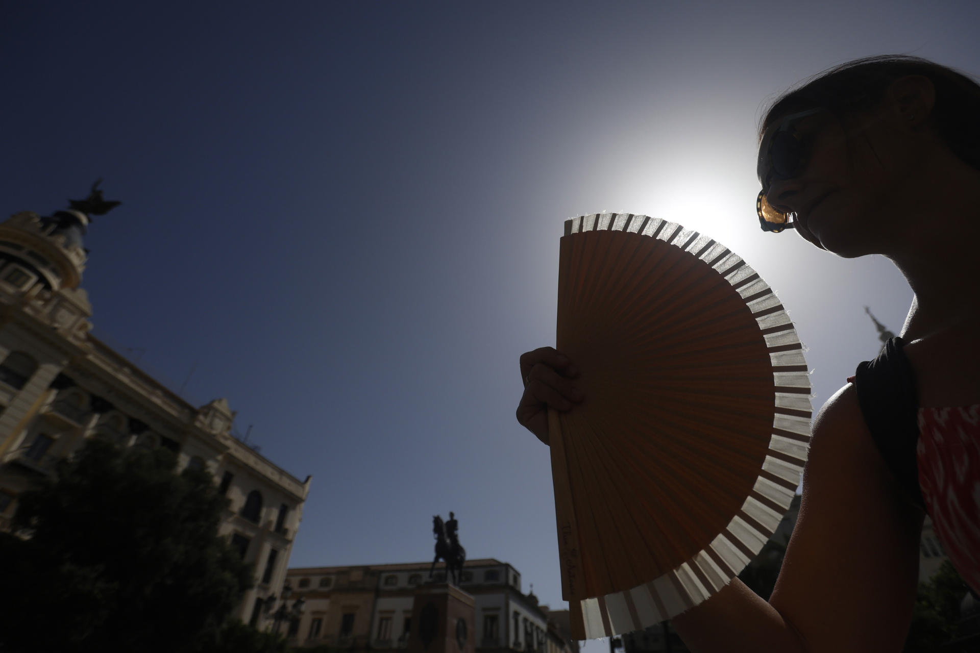 CÓRDOBA, 10/08/2025.- Una mujer se abanica para aliviar las altas temperaturas este domingo en Córdoba. EFE/Salas