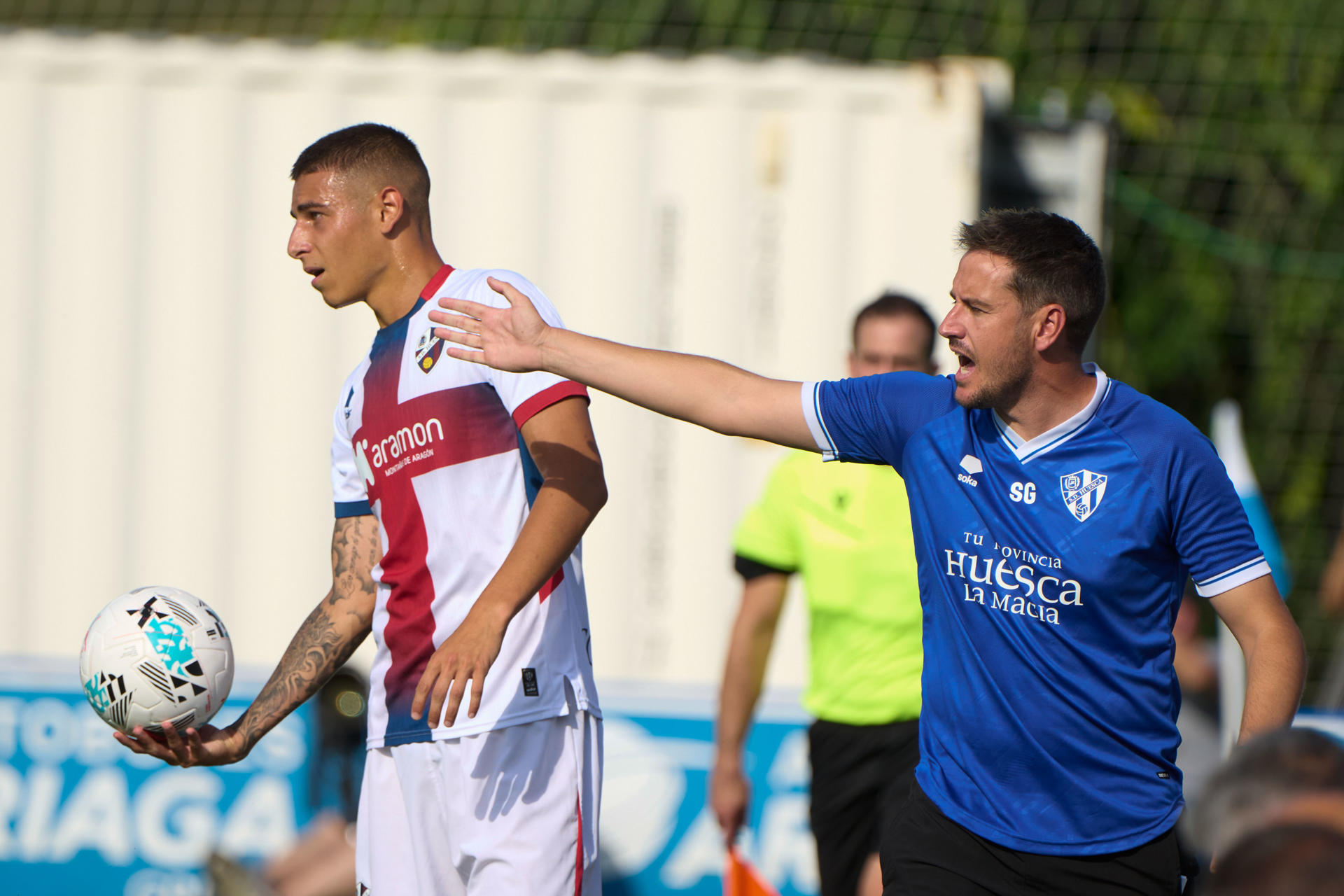 Fotografía de Adrián Ruiz Hierro en la que puede verse a una foto de archivo del 6 de agosto de 2025 del entrenador del Huesca, Sergi Guilló, dando indicaciones a sus jugadores durante un partido amistoso ante el Deportivo Alavés.