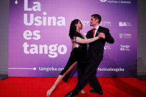 Laura Florencia Guardia y Alexis Velásquez participan en la categoría Tango de Pista este viernes, durante la semifinal del Mundial de Tango en la Usina del Arte de Buenos Aires (Argentina). EFE/ Juan Ignacio Roncoroni