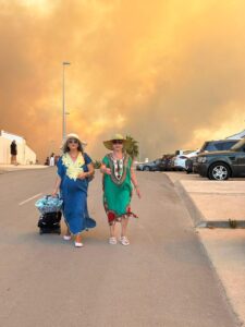 El dispositivo del Plan Infoca para la prevención y extinción de incendios de la Junta de Andalucía está procediendo al desalojo preventivo de viviendas y vehículos situados en la zona de playa de Atlanterra ante el peligroso avance de las llamas en el incendio forestal declarado en Tarifa (Cádiz).EFE/Ricardo Fernández