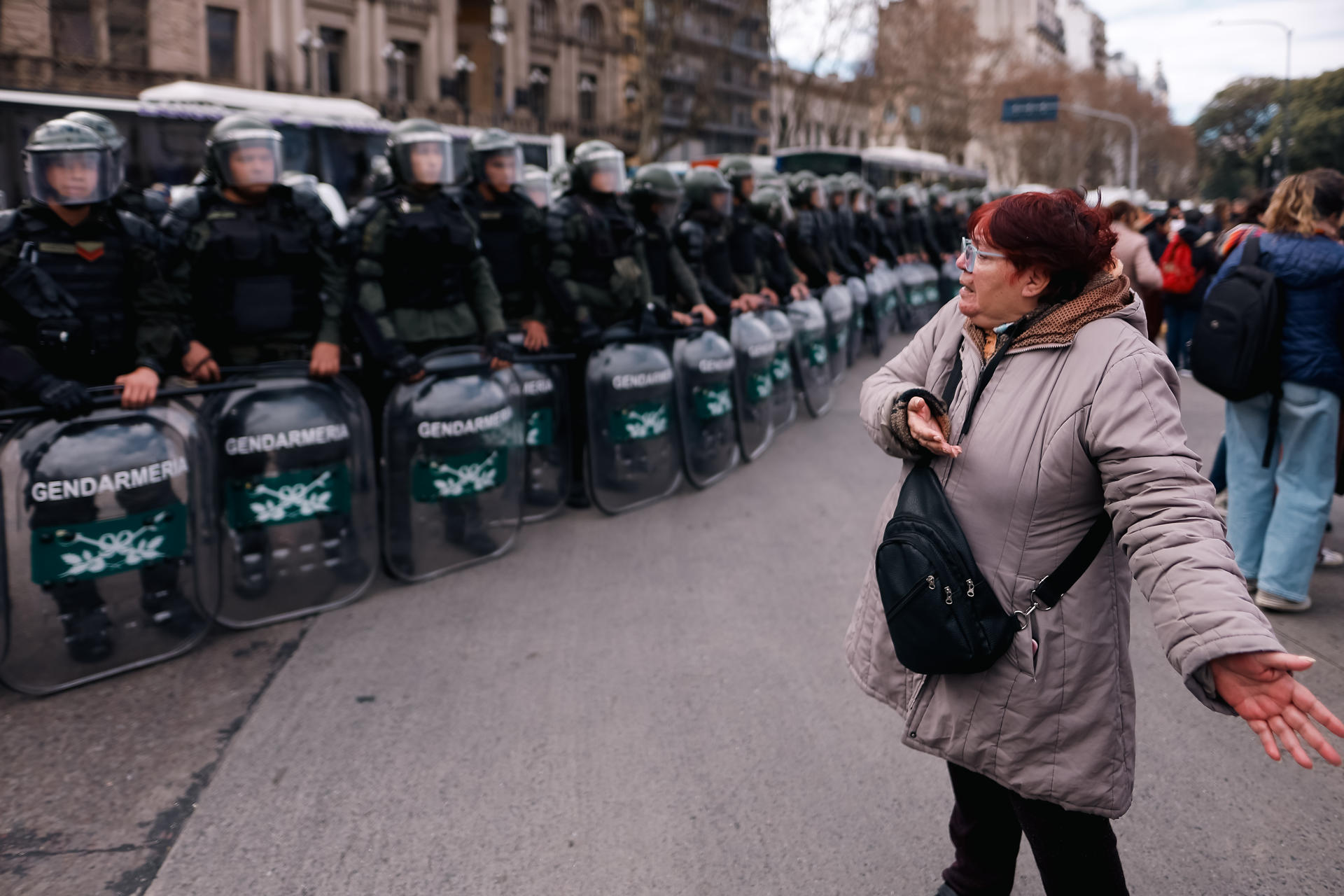 Personas se manifiestan durante una protesta contra el veto a la ley de emergencia en discapacidad este martes, frente al Congreso en Buenos Aires (Argentina). EFE/Juan Ignacio Roncoroni