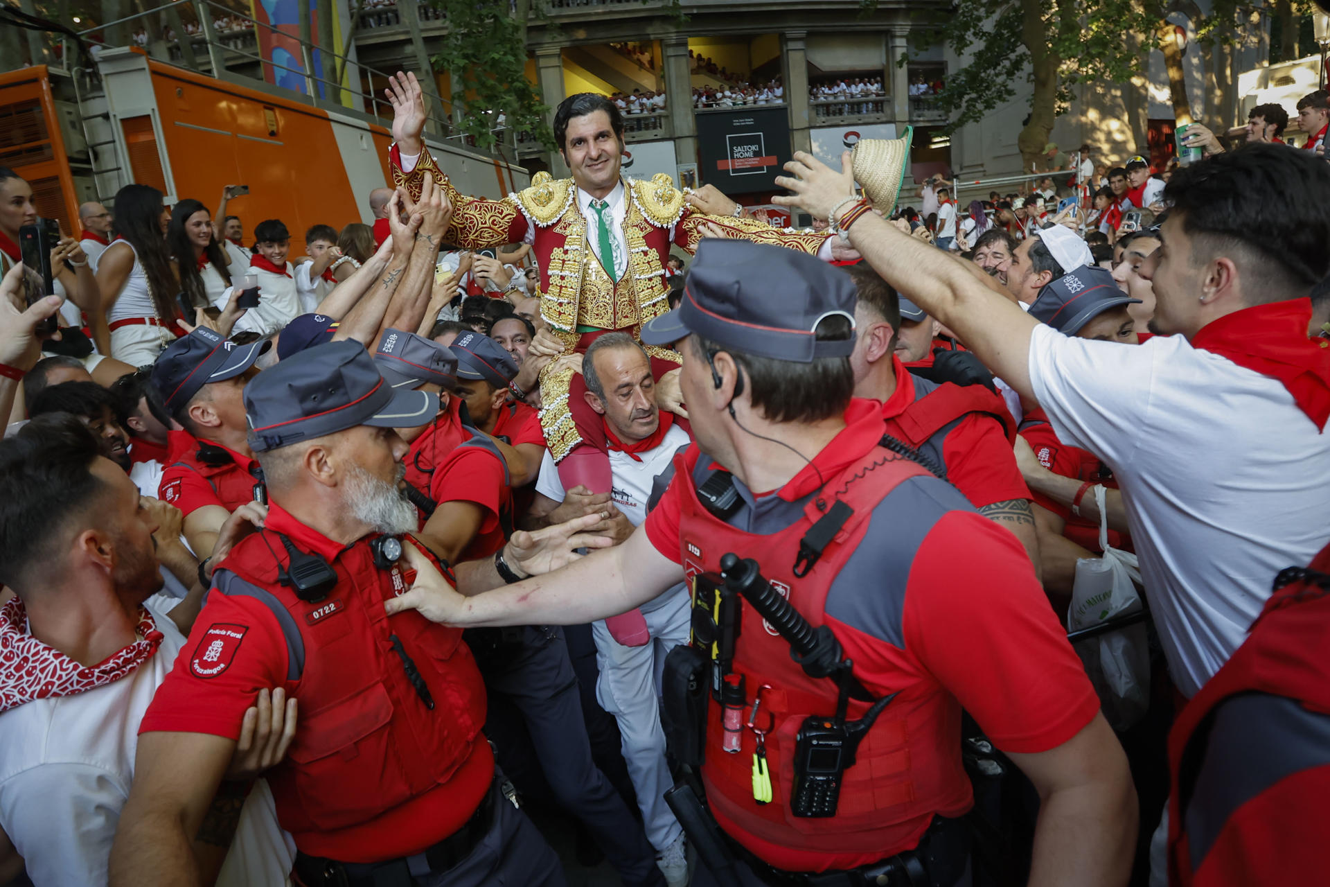 El torero Morante de la Puebla sale a hombros de la monumental de Pamplona en la quinta de abono de la Feria de Toro de los Sanfermines 2025 con toros de la ganadería gaditana de Alvaro Núñez en la que ha compartido cartel con Andrés Roca Rey y Tomás Rufo. EFE/Jesús Diges