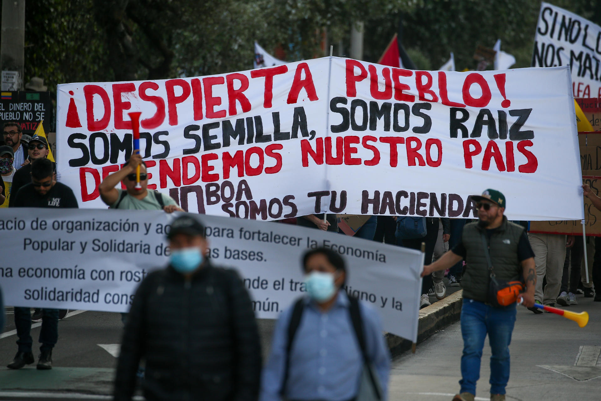 Cientos de personas fueron captadas este jueves, 7 de agosto, al protestar en contra de los recortes estatales emprendidos por el Gobierno y en apoyo a la Corte Constitucional, en una avenida de Quito (Ecuador). EFE/José Jácome
