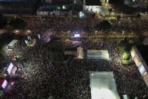 Manifestación celebrada este sábado en Plaza de los Rehenes de Tel Aviv para reclamar un acuerdo de alto el fuego que traiga de vuelta a los cautivos en Gaza, a la que asistieron 60.000 personas. EFE/Movimiento prodemocracia israelí/Yair Palti -SOLO USO EDITORIAL/SOLO DISPONIBLE PARA ILUSTRAR LA NOTICIA QUE ACOMPAÑA (CRÉDITO OBLIGATORIO)-