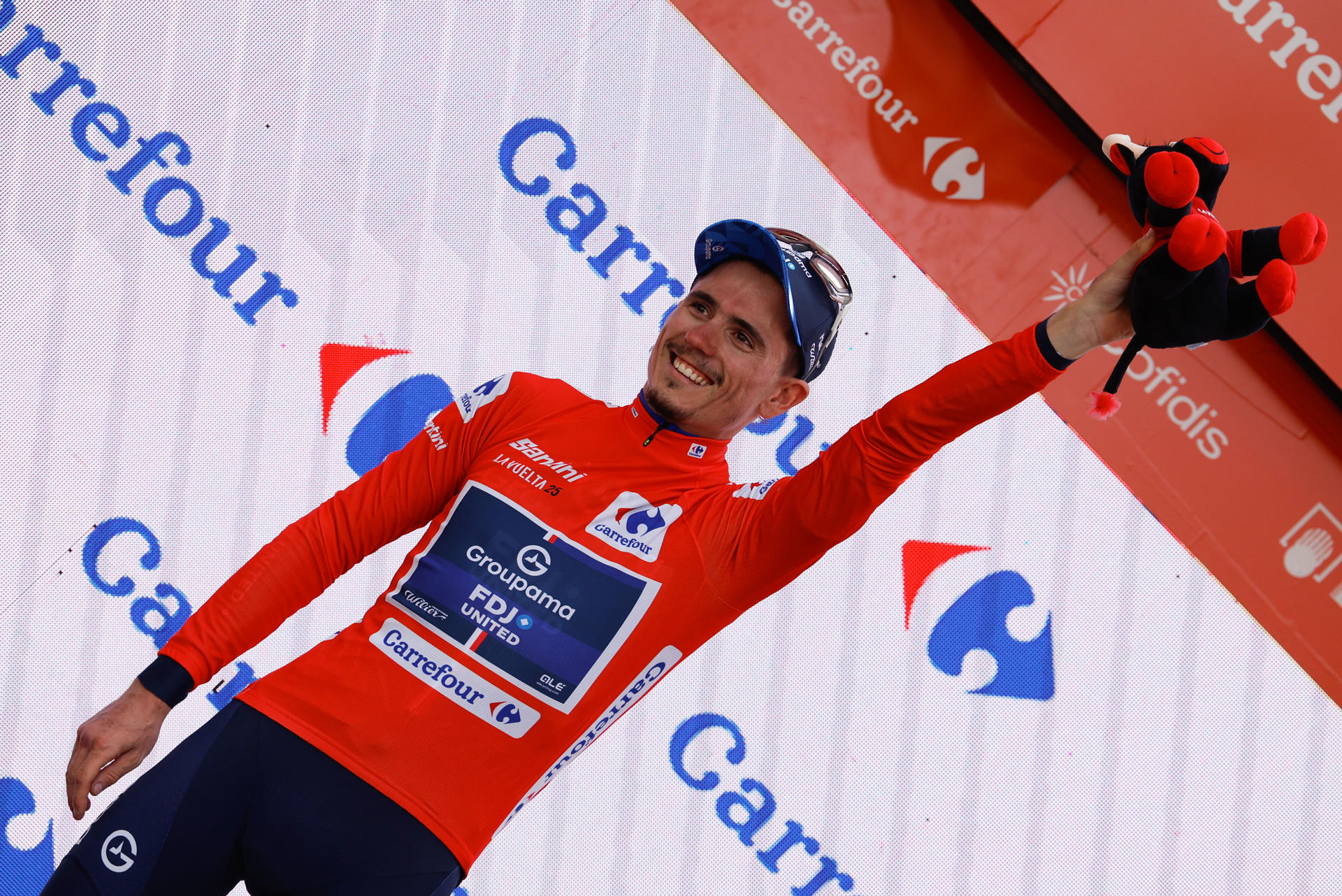El ciclista francés del Groupama FDJ David Gaudu en el podio con el maillot de líder de la clasificación general tras la cuarta etapa de la Vuelta Ciclista a España, que discurre este martes entre las localidades de Susa y Voiron sobre 206,7 kilómetros, que empieza en Italia y acaba en Francia como transición para llegar a territorio español. EFE/ Javier Lizón