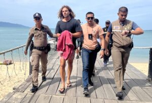 Fotografía de archivo del español Daniel Jerónimo Sancho, hijo del actor Rodolfo Sancho, escoltado por la policía tailandesa en el puerto de la isla Koh Samui, en Tailandia, de camino a los juzgados. El joven de 29 años ha sido acusado de asesinar al cirujano colombiano Edwin Arrieta Arteaga y de desmembrar su cuerpo para luego depositar las partes en el vertedero y en el mar, según datos policiales. EFE/Somkeat Ruksaman