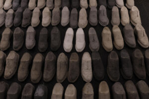 Fotografía de piezas de la exposición ‘Ceguera Voluntaria’ de la artista mexicana Claudia Rodríguez este martes, en el Museo de las Artes (MUSA) en Guadalajara (México). EFE/Francisco Guasco