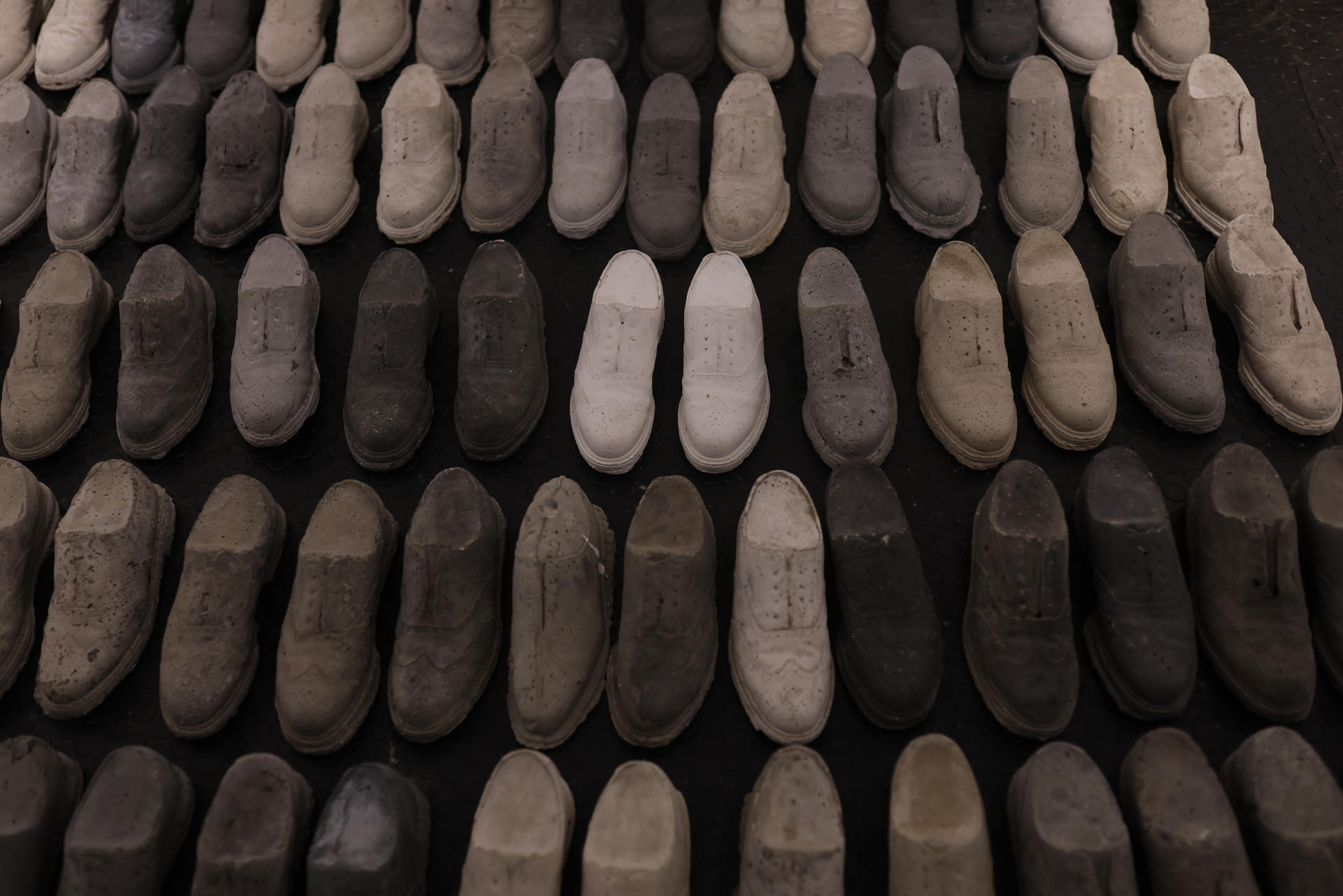 Fotografía de piezas de la exposición ‘Ceguera Voluntaria’ de la artista mexicana Claudia Rodríguez este martes, en el Museo de las Artes (MUSA) en Guadalajara (México). EFE/Francisco Guasco
