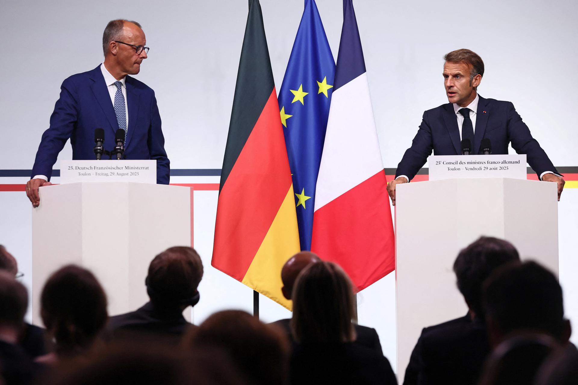 El presidente francés Emmanuel Macron (R) pronuncia un discurso junto al canciller alemán Friedrich Merz (L) durante una conferencia de prensa conjunta en el marco de una reunión del gabinete franco-alemán y una reunión del Consejo Franco-Alemán de Defensa y Seguridad (CFADS) en Toulon, Francia, 29 de agosto de 2025. (Francia, Alemania) EFE/EPA/MANON CRUZ / POOL MAXPPP OUT