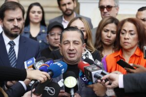Fotografía de archivo del 6 de diciembre de 2023 del representante a la Cámara por el partido Cambio Radical Julio César Triana (c) hablan durante una rueda de prensa en Bogotá (Colombia). EFE/ Carlos Ortega