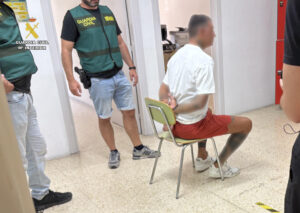 La Guardia Civil ha detenido en Barcelona a un fugitivo de la justicia italiana que lideraba una organización criminal de carácter mafioso dedicada al tráfico de drogas a gran escala y a la extorsión, además de tráfico ilegal de armas y explosivos.Según ha informado la Guardia Civil en un comunicado, el detenido estaba incluido en la lista de los más peligrosos y era un prófugo de la justicia italiana desde 2023 con varias causas penales pendientes.  EFE/ Guardia Civil SOLO USO EDITORIAL/SOLO DISPONIBLE PARA ILUSTRAR LA NOTICIA QUE ACOMPAÑA (CRÉDITO OBLIGATORIO)