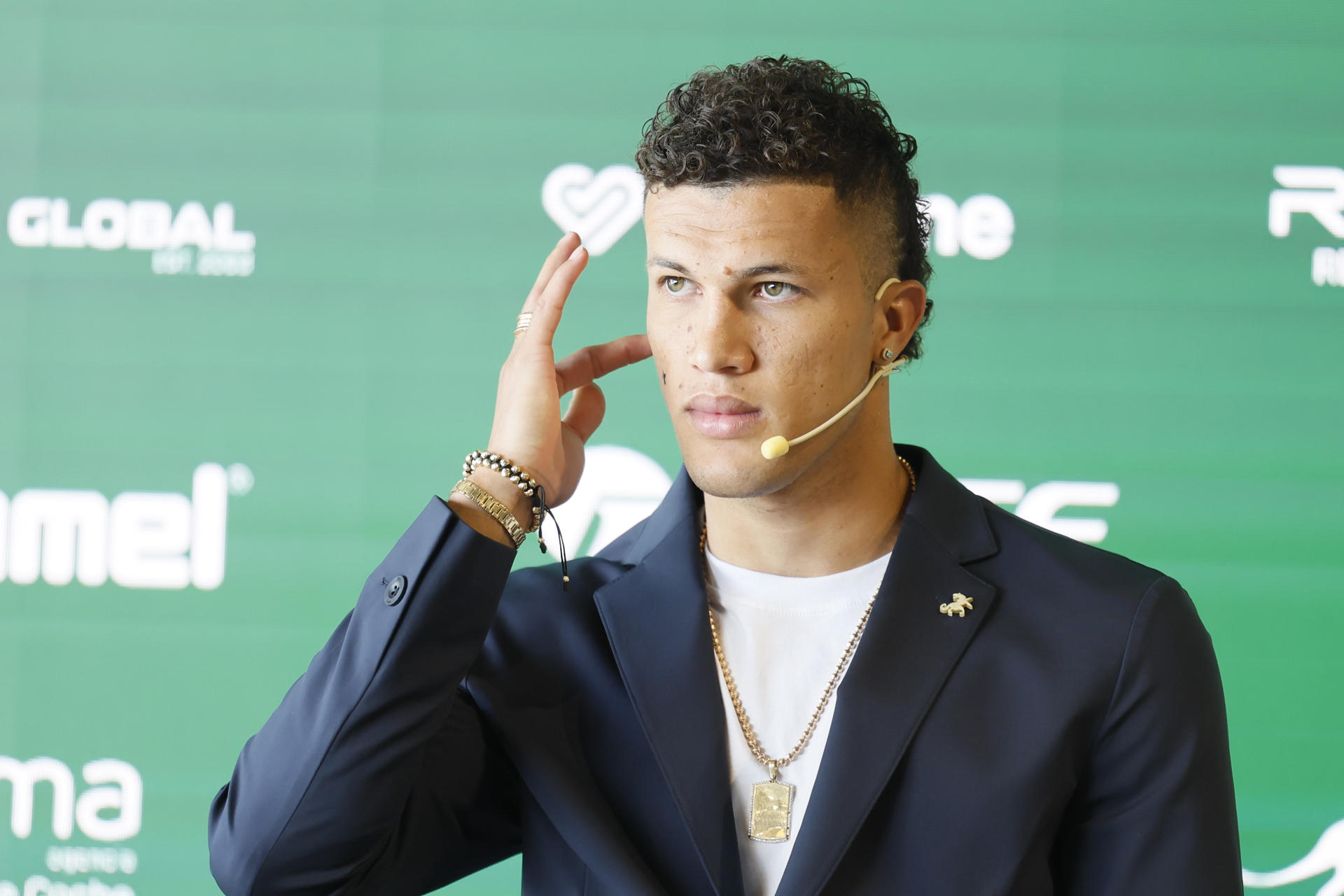 El centrocampista colombiano Nelson Deossa durante su presentación como nuevo jugador del Real Betis en la Ciudad Deportiva del club, tras el acuerdo para su traspaso alcanzado con el Rayados de Monterrey mexicano, este lunes en Sevilla. EFE/José Manuel Vidal