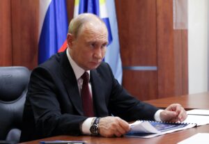 El presidente ruso, Vladimir Putin, este sábado 16 de agosto durante una reunión con el gobernador de Chukotka en la localidad de Anadyr, en ese distrito autónomo del noreste de Rusia. EFE/EPA/GAVRIIL GRIGOROV/SPUTNIK/KREMLIN/POOL
