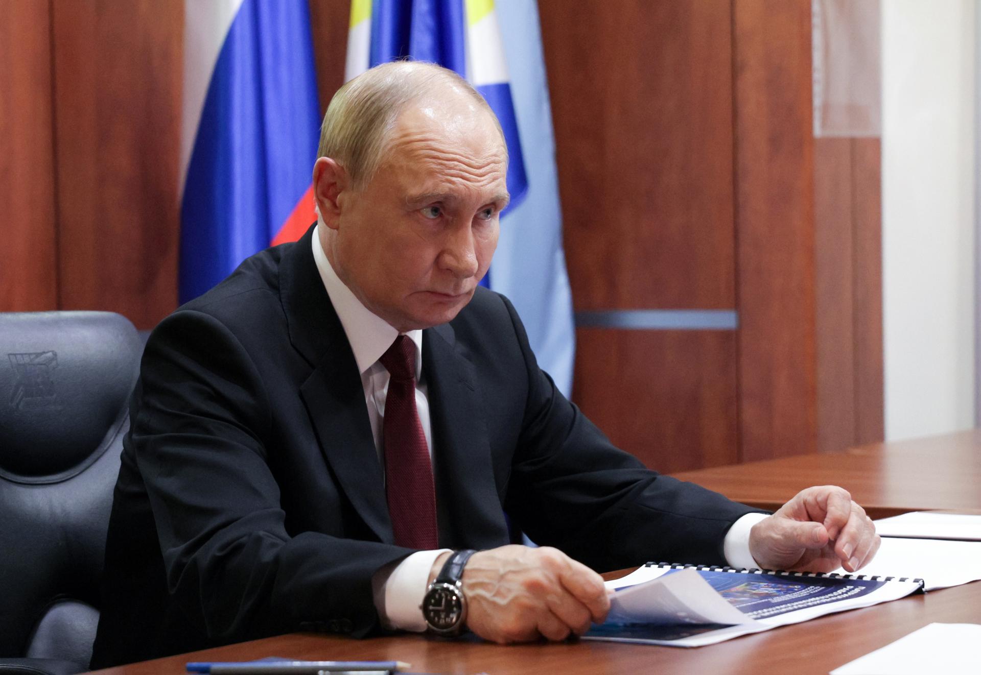El presidente ruso, Vladimir Putin, este sábado 16 de agosto durante una reunión con el gobernador de Chukotka en la localidad de Anadyr, en ese distrito autónomo del noreste de Rusia. EFE/EPA/GAVRIIL GRIGOROV/SPUTNIK/KREMLIN/POOL
