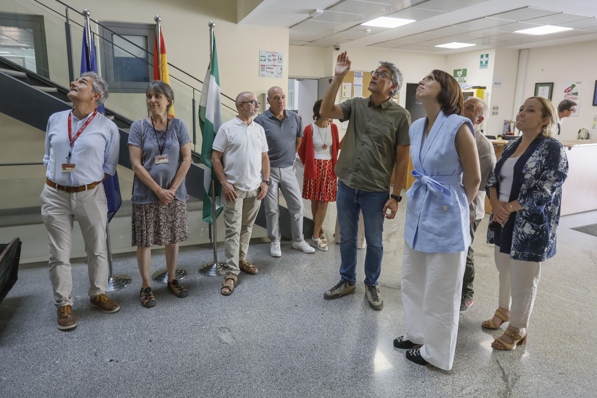 La ministra de Ciencia, Innovación y Universidades, Diana Morant (2d), visita este martes la Estación Biológica de Doñana (EBD-CSIC) en Sevilla. EFE/ José Manuel Vidal