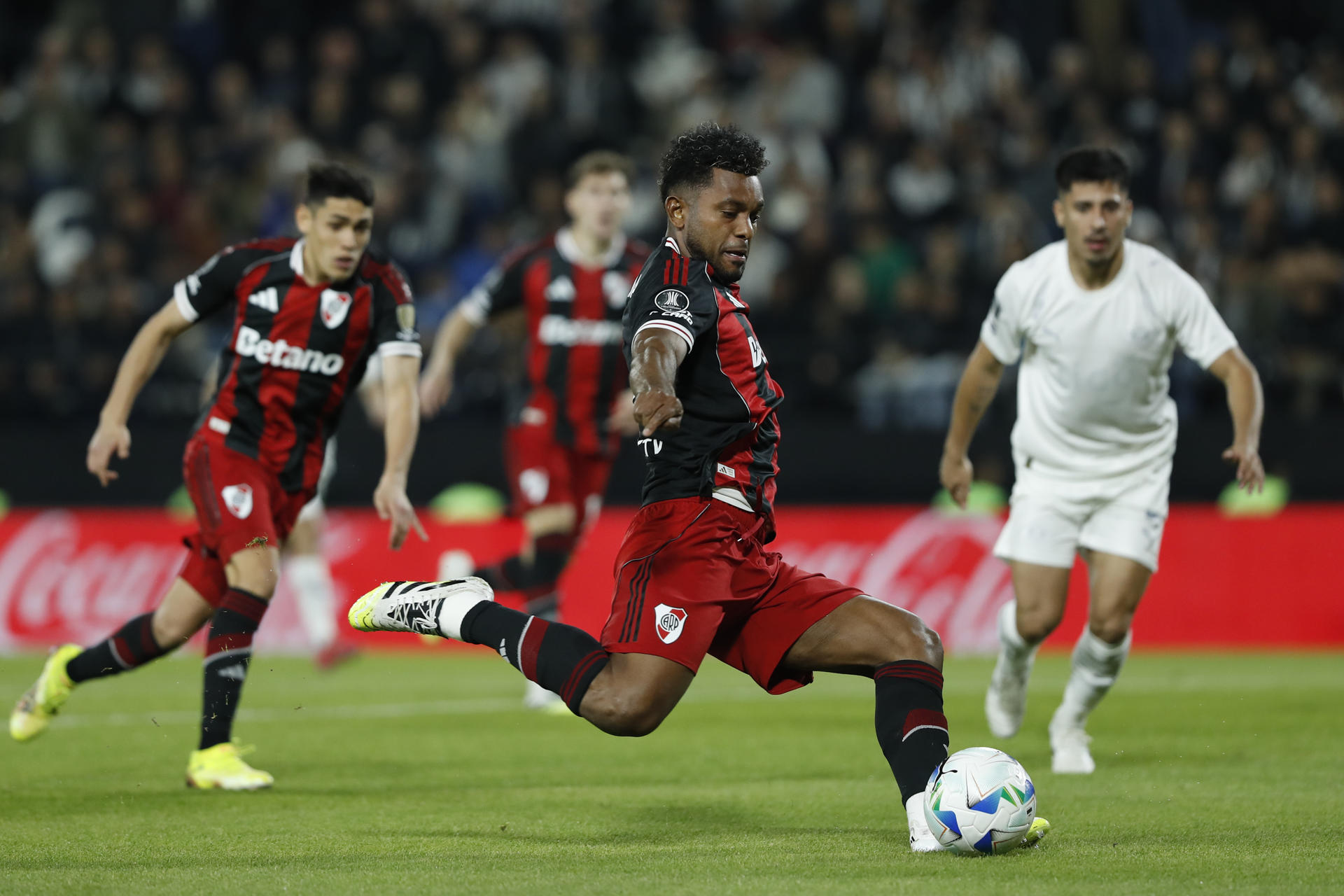 Miguel Borja de River patea el balón durante un partido de octavos de final de la Copa Libertadores. EFE/ Juan Pablo Pino
