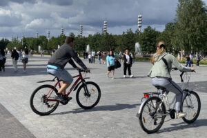 Dos personas montan en bicicleta este martes por las calles de Moscú. La vida en Moscú sigue su curso, al margen de combates y negociaciones de paz. La ciudad más grande de Europa, con más de 13 millones de habitantes, ofrece múltiples ofertas de ocio veraniego, que sus habitantes aprovechan sin olvidar las incomodidades de la guerra en Ucrania, que se manifiestan en ataques de drones, cortes de internet y cancelaciones de vuelos. Decenas de miles de moscovitas pasean con sus familias en los gigantescos parques de la capital y, en particular, los fines de semana acuden a los múltiples conciertos organizados en la ciudad, en un intento de disfrutar de los últimos días de calor. EFE/ Anush Janbabian